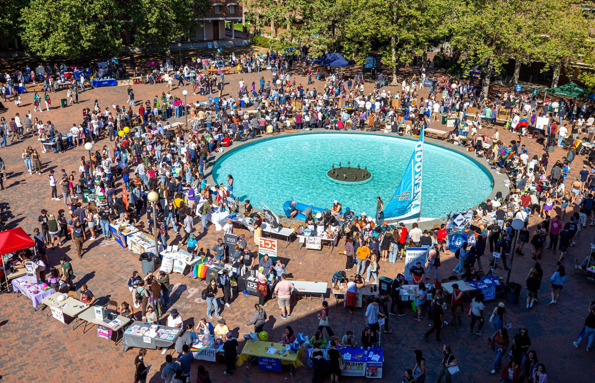 学生们聚集在欧洲杯投注喷泉周围的广场上