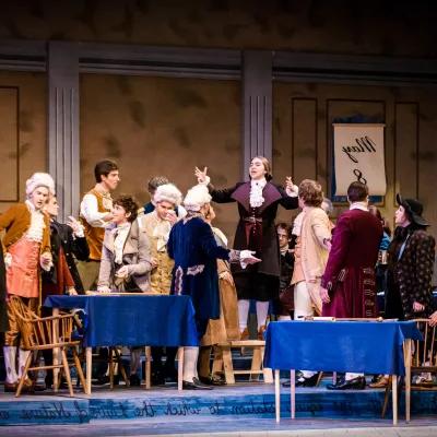 音乐剧《1776》中的场景. 扮演《独立宣言》签名者的演员们正在舞台上互相辩论.