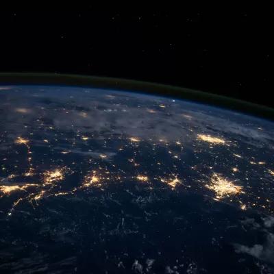 地球在夜间的空间视图