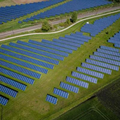 一个布满太阳能电池板的田地的俯视图