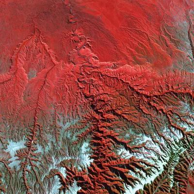 河流系统的红色图像，底部有蓝色的口音